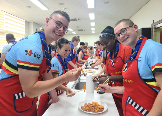 2023 새만금 세계스카우트 잼버리대회를 앞두고 입국한 벨기에 운영요원들이 27일 전북 순창군에서 전통 떡볶이 만들기 체험을 하고 있다. [전북도 제공] 연합뉴스